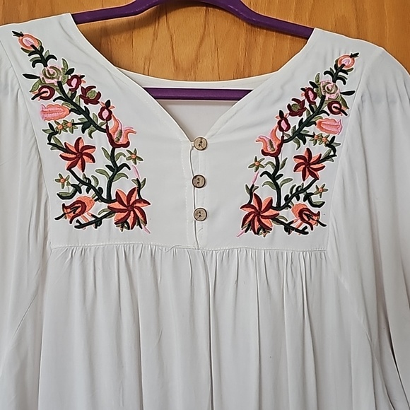 Beautiful embroidered peasant top. Size large/extra large. Very flowy and cute - Picture 3 of 5